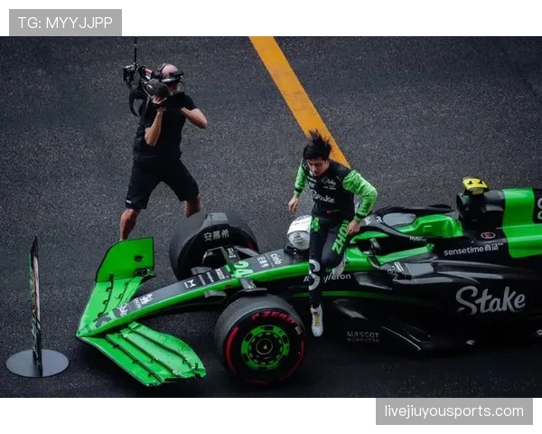 周冠宇开F1回家顺路接妈妈买菜? 周冠宇开F1回家顺路接妈妈买菜?