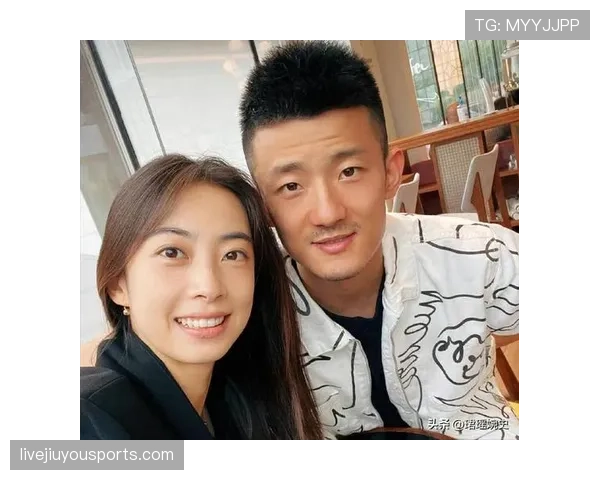 谌龙赛场外竟然这么低调，照顾家庭比拚球技还认真？